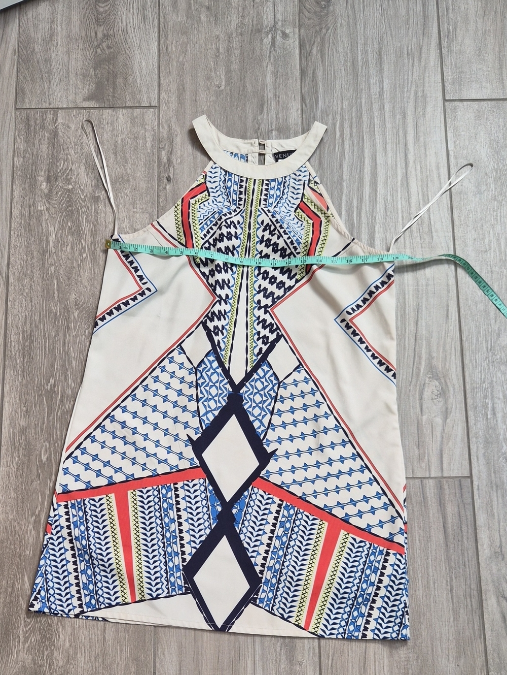 VENUS Sleeveless Geometric Print Shift Dress in White and Blue